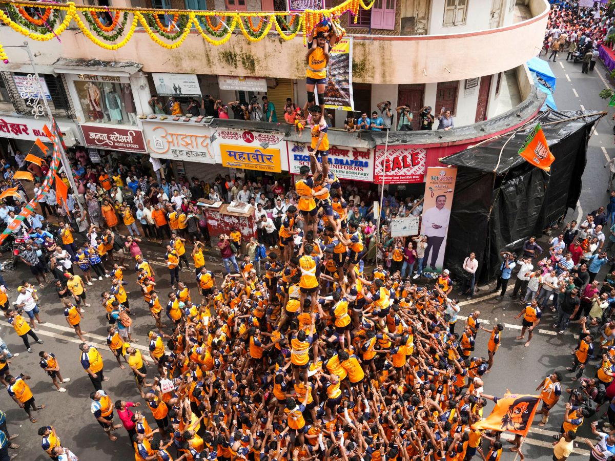 Dahi Handi celebrated in Mumbai and surrounding areas, rewards showered on Govinda Pathaks मुंबई और आसपास के इलाकों में दही हांडी की धूम﻿, गोविंदा पथकों पर इनामों की बौछार