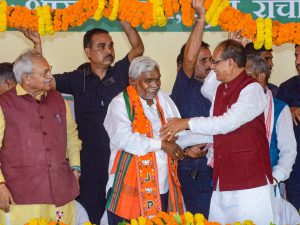 Champai Soren joins BJP, roars, says - Party can save the identity of tribals भाजपा में शामिल हुए चंपाई सोरेन, भरी हुंकार, कहा- आदिवासियों की पहचान बचा सकती है पार्टी