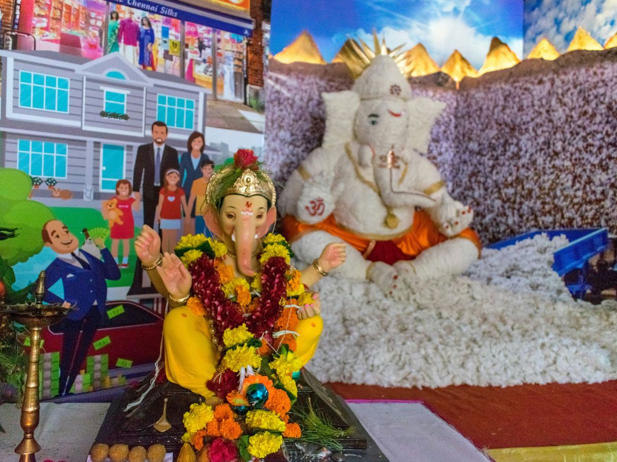 The excitement of Ganeshotsav filled the markets with enthusiasm, business estimated at Rs 25,000 crore in the current festive season गणेशोत्सव की धूम ने भर दी बाजारों में जोश, चालू त्योहारी सीजन में 25,000 करोड़ रुपये के व्यापार का अनुमान