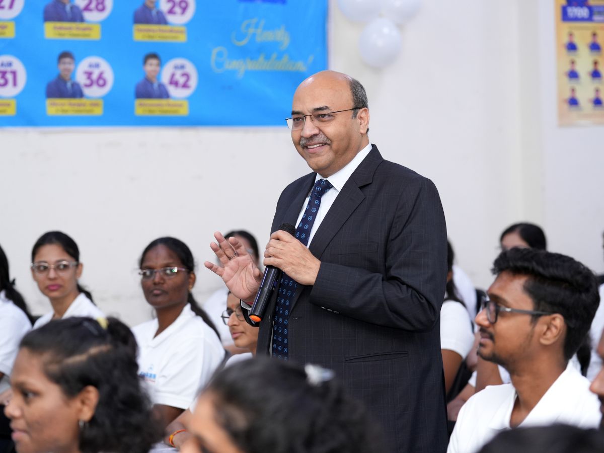 CEO of Aakash Educational presented Aakash 2.0 vision, said on Byju's situation - We are a different company now आकाश एजुकेशनल के CEO ने पेश किया Aakash 2.0 विजन, Byju's की स्थिति पर कहा- हम अब एक अलग कंपनी हैं