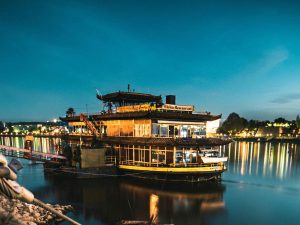 UP Govt to begin water sports & floating restaurant to attract tourists यूपी सरकार पर्यटकों को आकर्षित करने के लिए वॉटर स्पोर्ट्स और फ्लोटिंग रेस्तरां शुरू करेगी