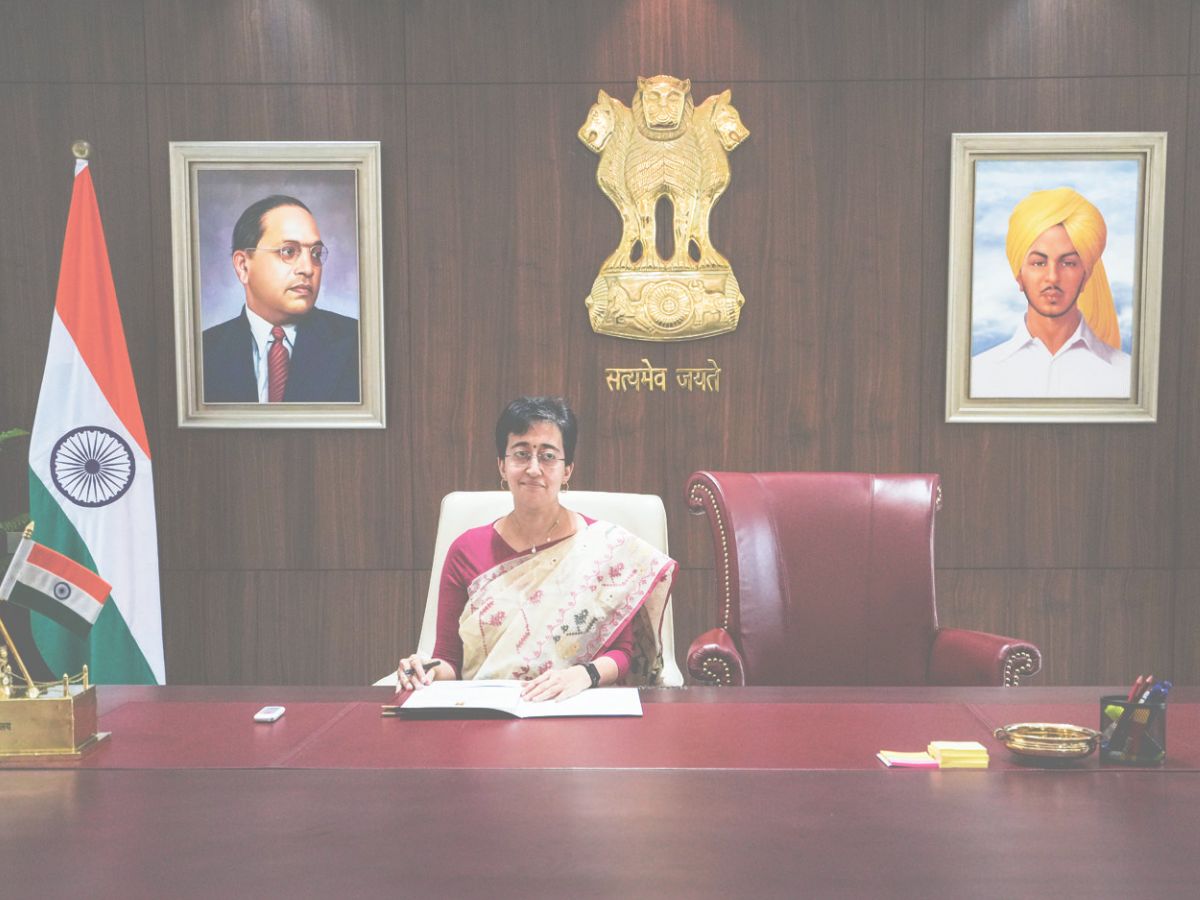 Delhi's new Chief Minister Atishi's 'Khadoon' model did not sit on the CM's chair; opposition attacker दिल्ली की नई मुख्यमंत्री आतिशी का 'खड़ाऊं' मॉडल, सीएम की कुर्सी पर नहीं बैठीं; विपक्ष हमलावर