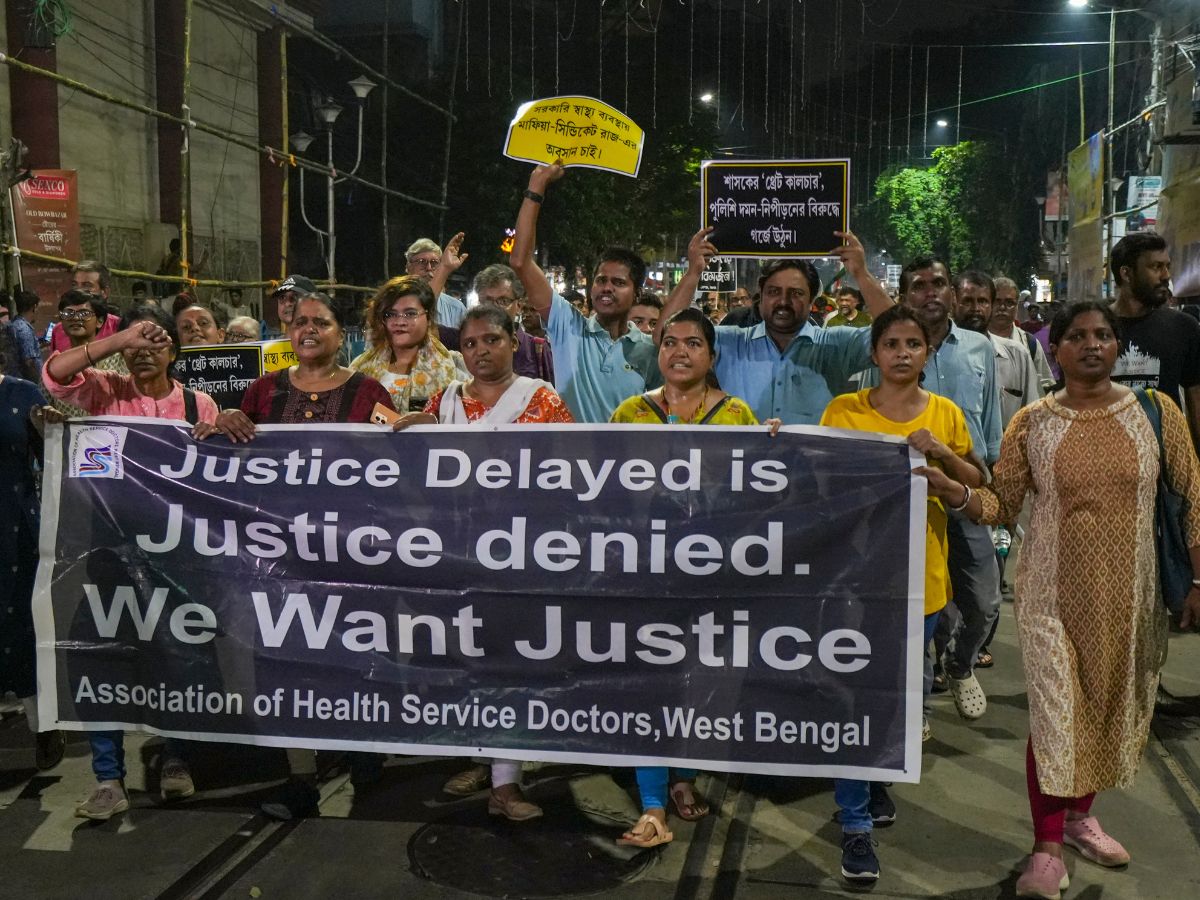 Junior doctors in West Bengal demand to ensure safety, stop work; indefinite strike begins पश्चिम बंगाल में जूनियर डॉक्टरों ने की सुरक्षा सुनिश्चित करने की मांग, बंद किया काम; अनिश्चितकालीन हड़ताल शुरू