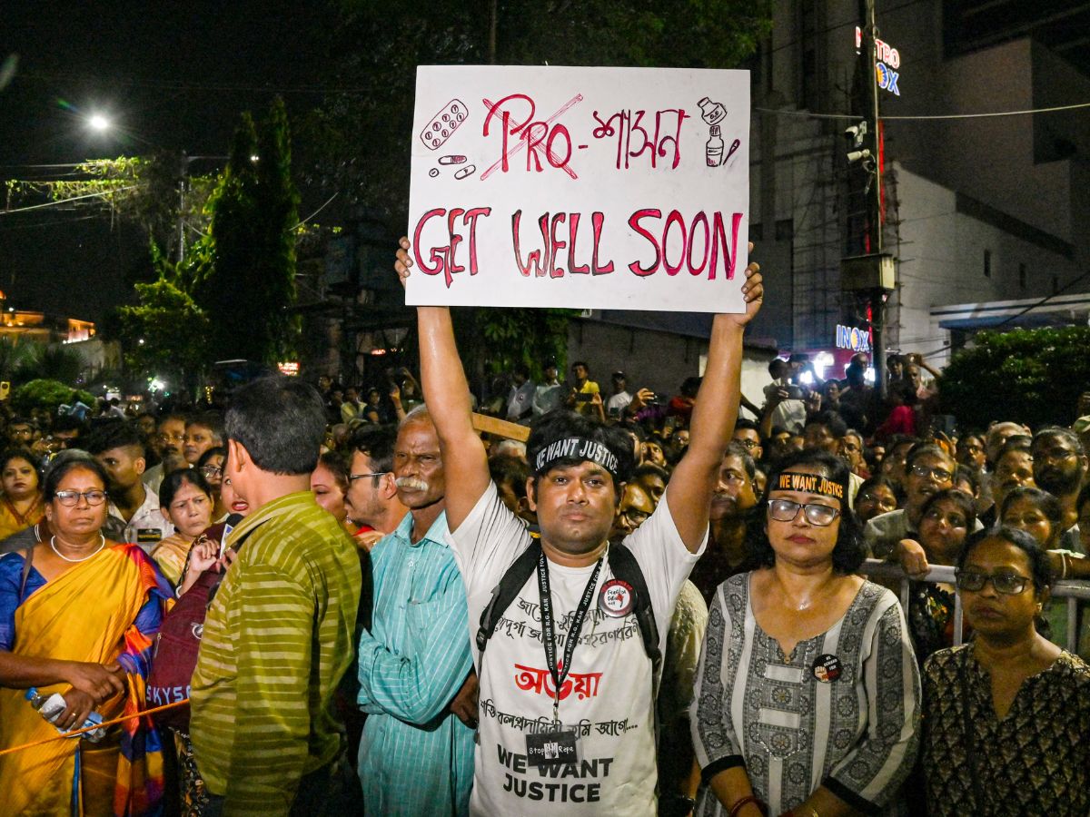 Kolkata Doctor Case: After completion of first week of strike, two more doctors join fast unto death, health of some is deteriorating Kolkata Doctor Case: हड़ताल का पहला सप्ताह पूरा होने पर दो और डॉक्टर आमरण अनशन में शामिल, कुछ की बिगड़’ रही तबीयत