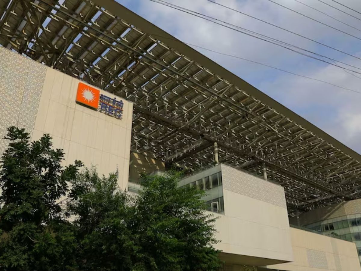 REC eyes another Rs 5,000 crore fundraise through zero-coupon bonds REC की फिर बॉन्ड से 5,000 करोड़ रुपये जुटाने की तैयारी, जीरो कूपन बॉन्ड पर निवेशकों का रुझान बढ़ा