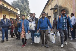 UP Bypolls: Nearly 50 percent voting till 5 pm amid violence, allegations and uproar हिंसा, आरोप-प्रत्यारोप और बवाल के बीच शाम 5 बजे तक करीब 50 प्रतिशत मतदान