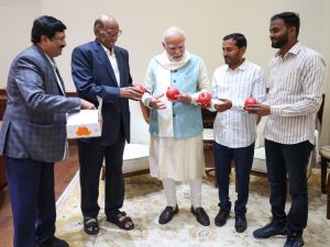 Maharashtra pomegranate farmers met PM Modi with Sharad Pawar