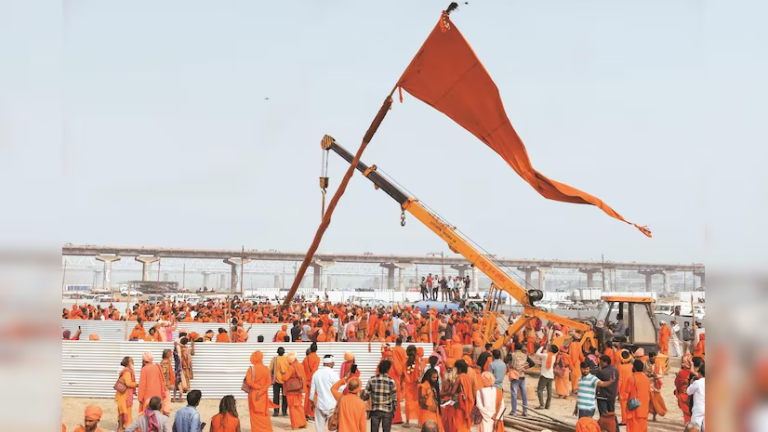 In Digital Mahakumbh get railway ticket & reach officials by scanning QR code रेलवे की अनूठी पहल, जैकेट पर लगे QR कोड से मिनटों में बुक करें ट्रेन टिकट, लाइन में लगने की झंझट खत्म!