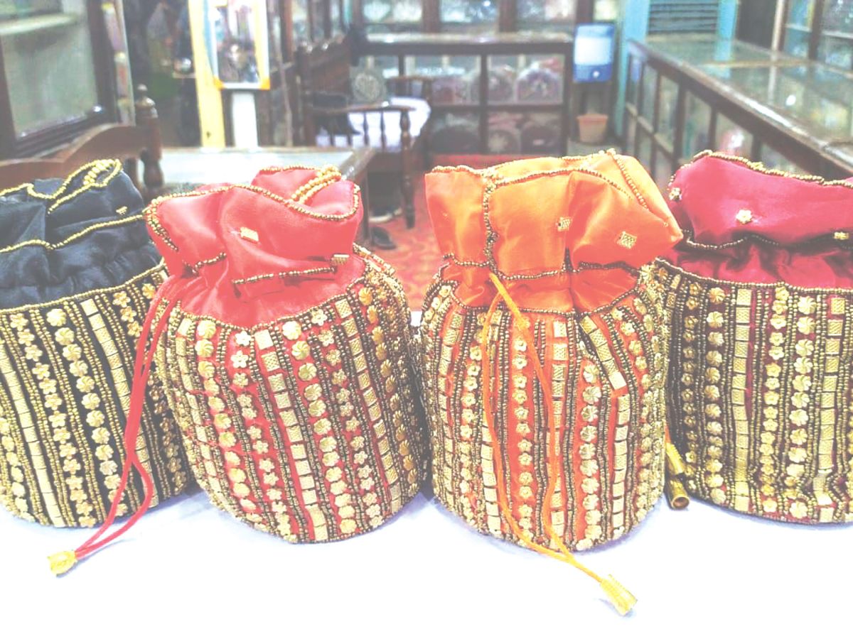 Bhopali wallets are losing their shine, sparkle and tinkling, waiting for better days चमक, धमक और खनक खो रहे भोपाली बटुए, अच्छे दिन की बाट जोह रहे