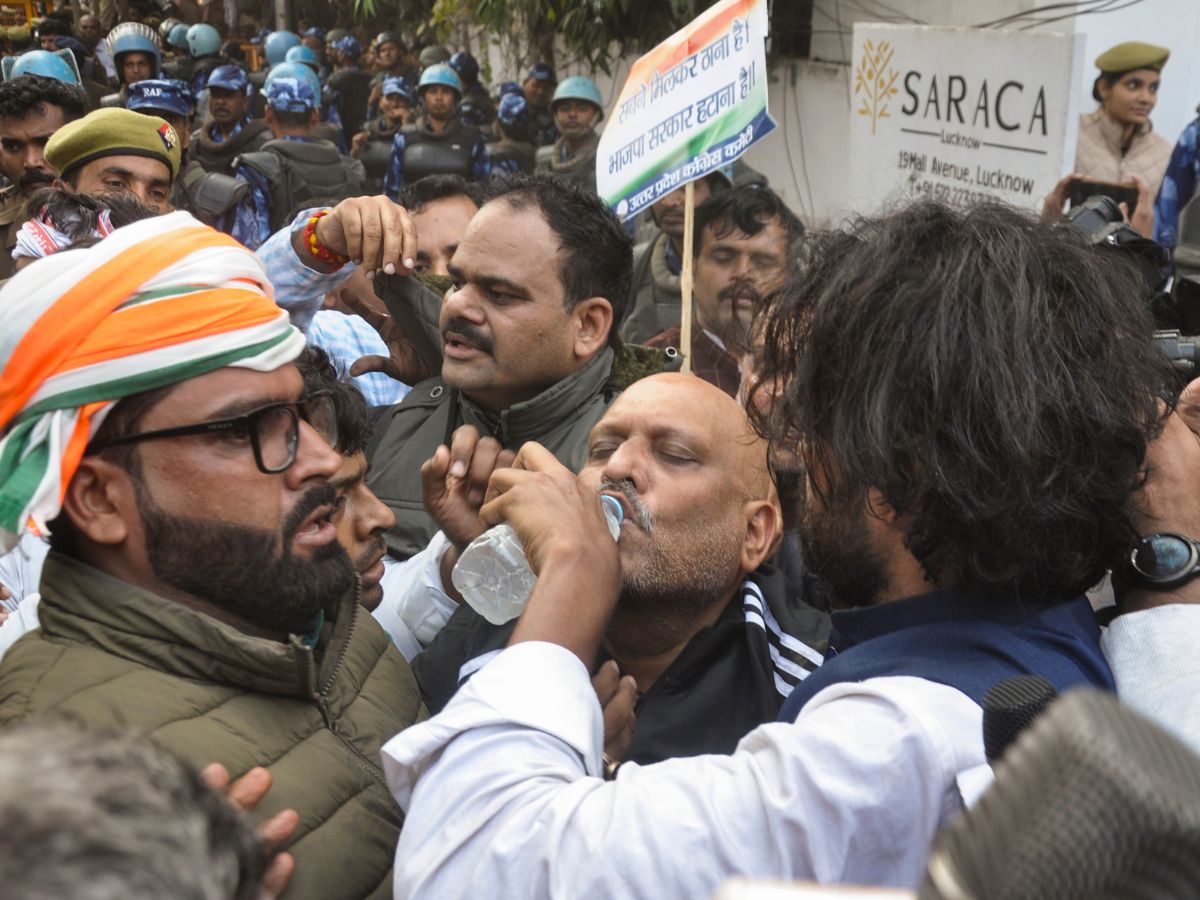 Congress protests against Yogi government in Lucknow, one leader dies during assembly siege, hundreds of workers arrested लखनऊ में कांग्रेस का योगी सरकार के खिलाफ विरोध प्रदर्शन, विधानसभा घेराव के दौरान एक नेता की मृत्यु, सैकड़ों कार्यकर्ता गिरफ्तार