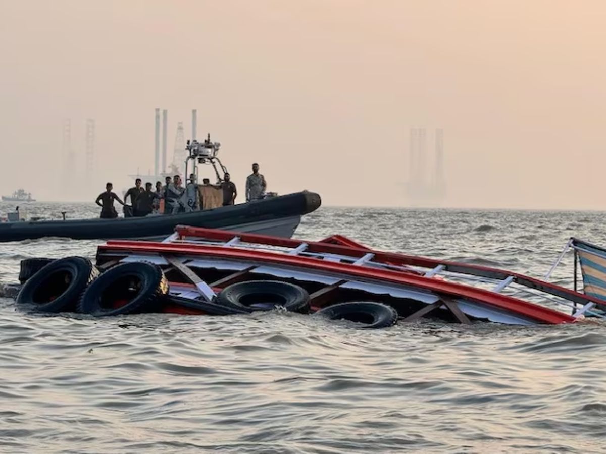 Mumbai Boat Accident: Two people died when the boat going from Gateway of India to Elephanta capsized; 75 passengers rescued, 5 missing गेटवे ऑफ इंडिया से एलिफेंटा जाने वाली नौका पलटने से दो लोगों की मौत; 75 यात्रियों को बचाया गया, 5 लापता