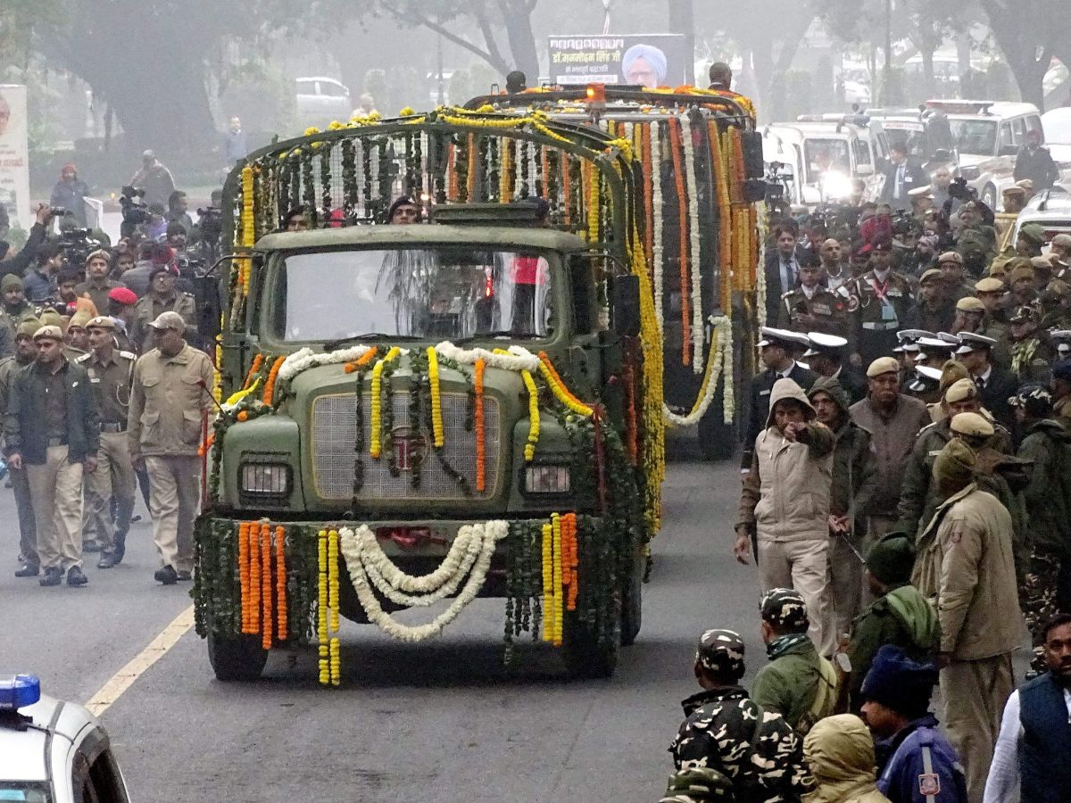 Manmohan Singh funeral: Former Prime Minister Manmohan Singh leaves on his last journey, funeral to be held shortly अंतिम यात्रा पर निकले पूर्व प्रधानमंत्री मनमोहन सिंह, कुछ ही देर में होगा अंतिम संस्कार