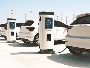 Govt mulls including charging infrastructure in EV investment mandate EV पॉलिसी में बड़ा बदलाव संभव! चार्जिंग इंफ्रास्ट्रक्चर निवेश को मिलेगी जगह, Tesla समेत ग्लोबल कंपनियों को होगा फायदा?