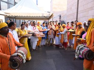 A new color of devotion before Holi, Baba Vishwanath sent a gift to Laddu Gopal, Abir-Gulaal came from Krishna's birthplace