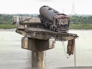Gambhira bridge collapse