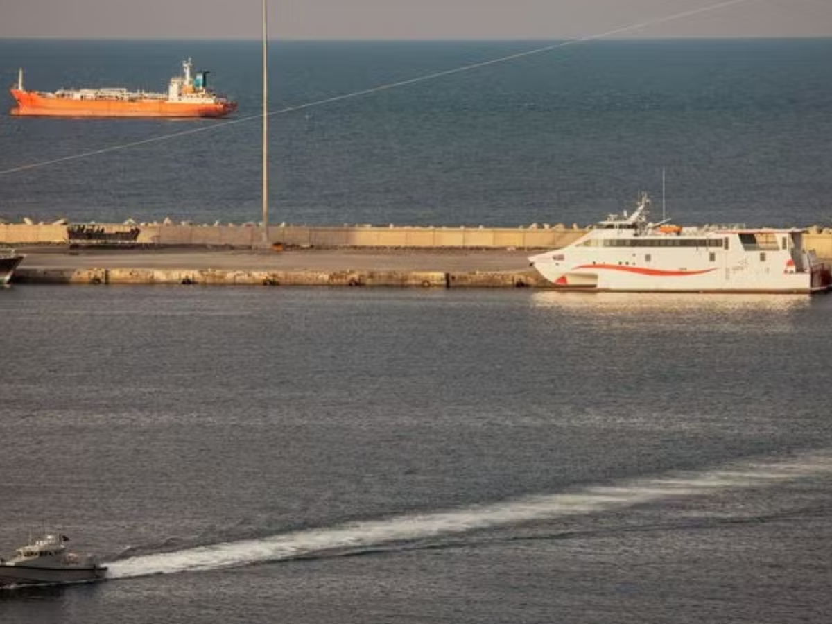 Iran fully closes Strait of Hormuz again